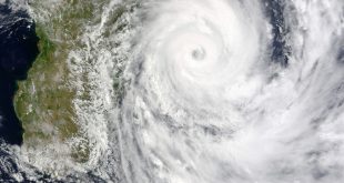 Vue satellite du cyclone Gael passant au dessus de la Réunion en 2009© NASA, Jeff Schmaltz